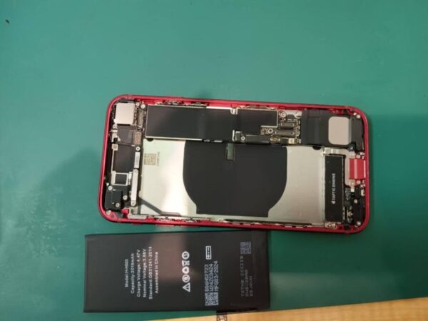 iPhoneSE2（アイフォンSE2）のバッテリー交換なら、「スマホ修理工房　札幌清田東光ストア真栄店」までご相談ください📱✨